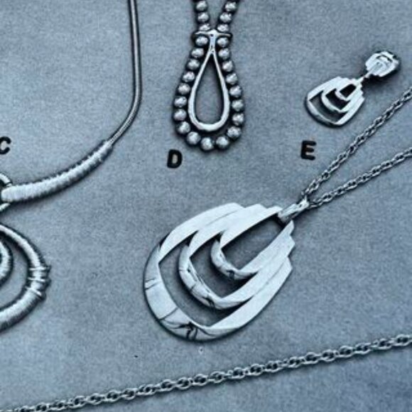 Vintage Trifari Pendent Necklace & Earrings 1974 - Picture 10 of 11